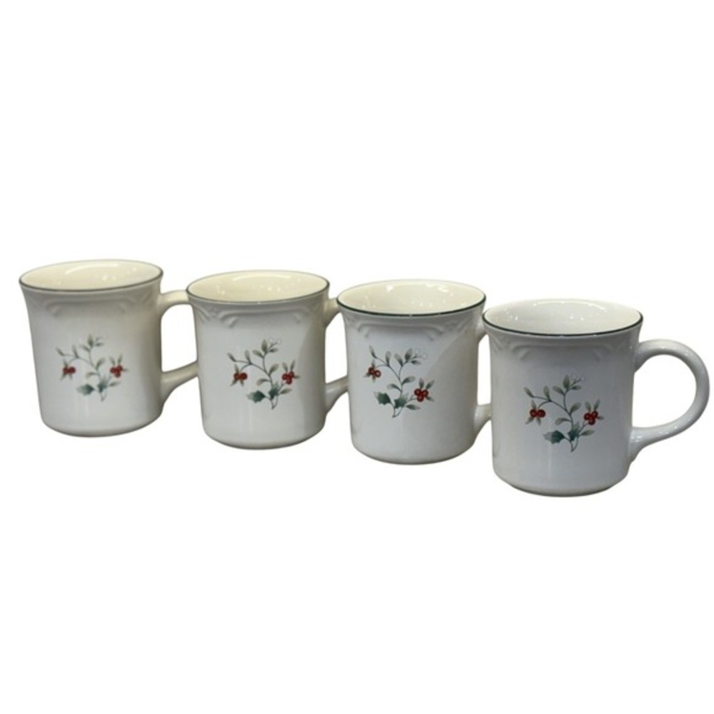 PFALTZGRAFF WINTERBERRY SET OF 4 STONEWARE  12 Oz Mugs Cups Christmas Winter EUC